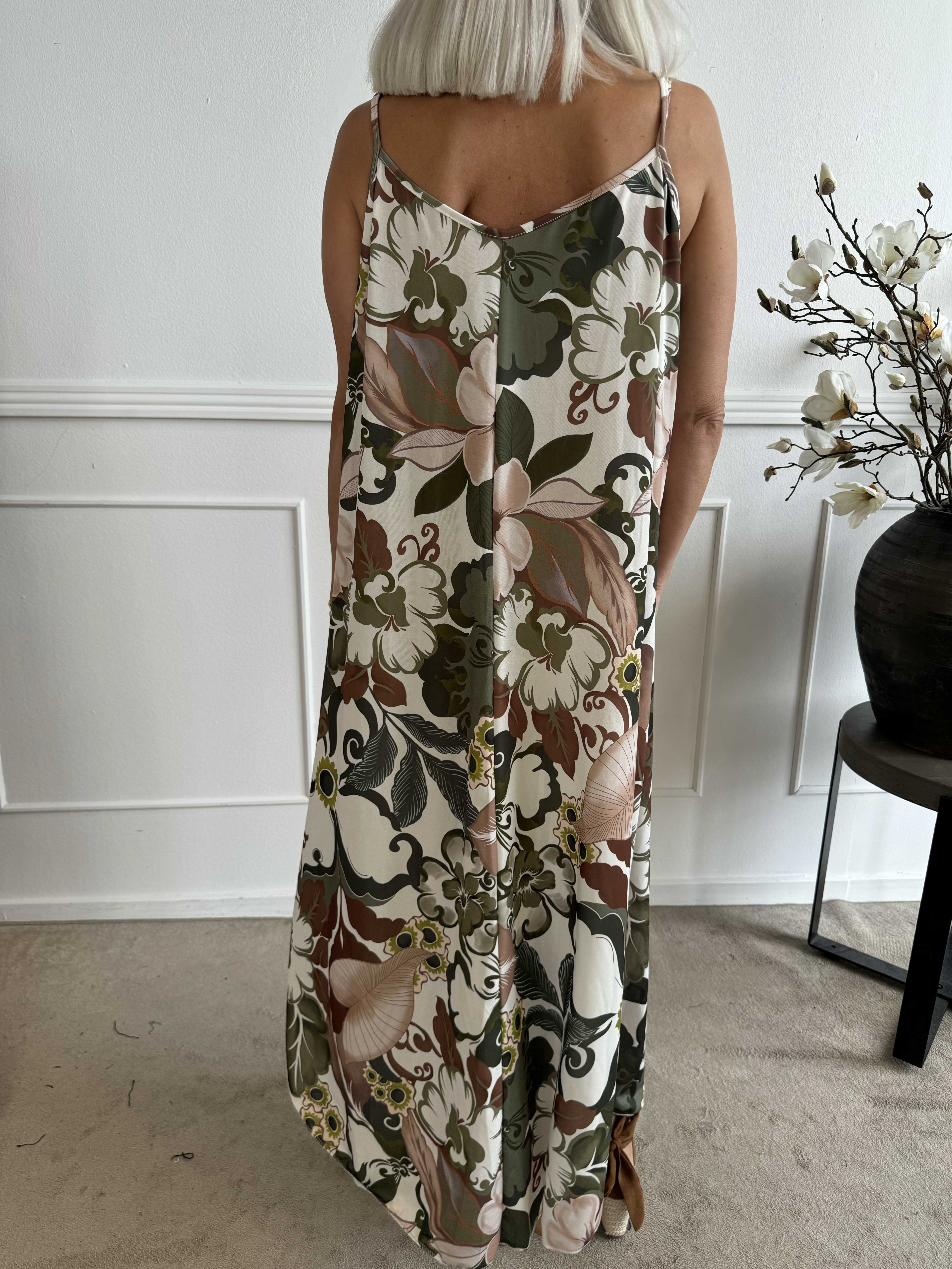 Maija - Stropkjole i elastisk stof med blomster